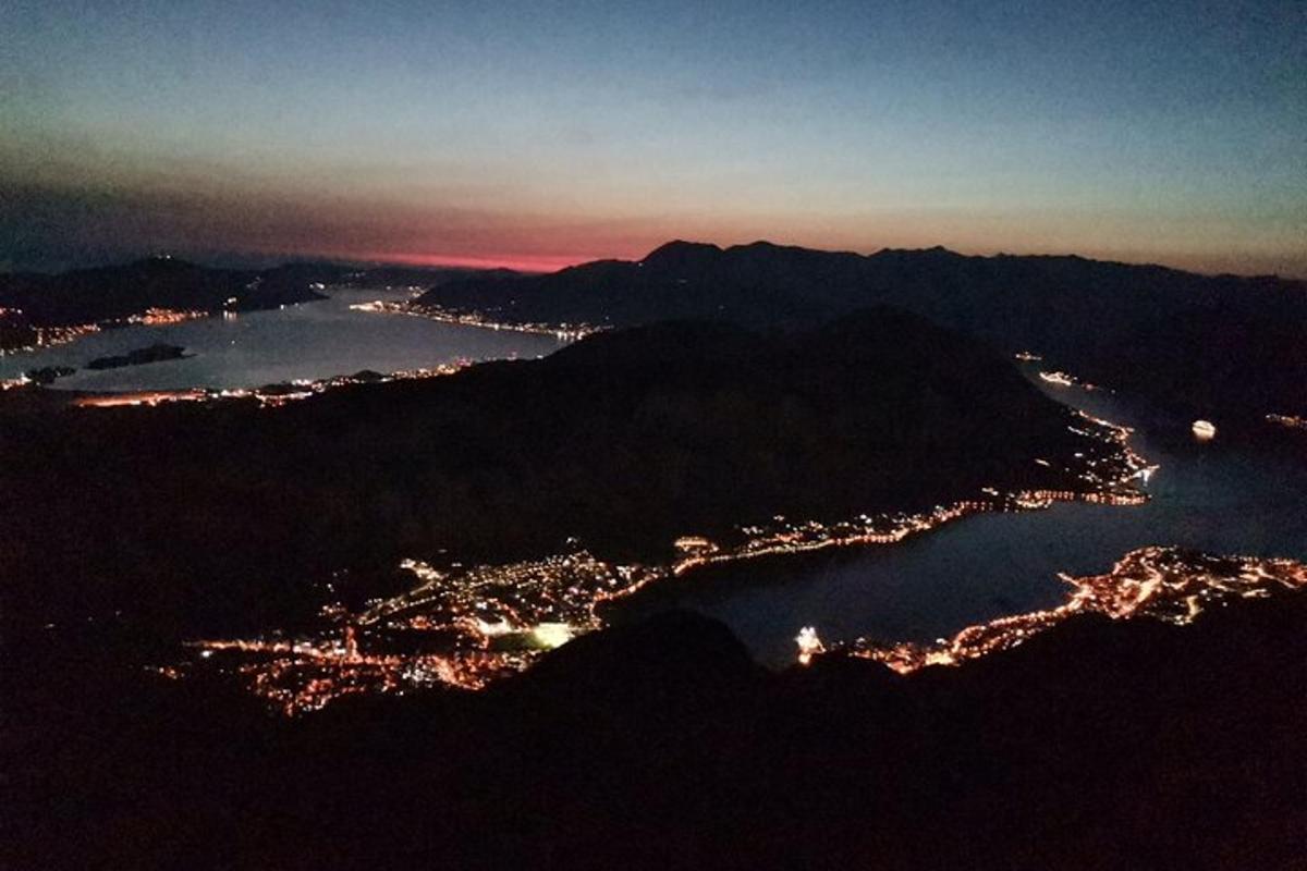 utsikt over en by om natten fra et fjell