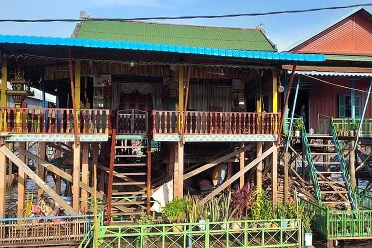 sebuah bangunan dengan dek kayu