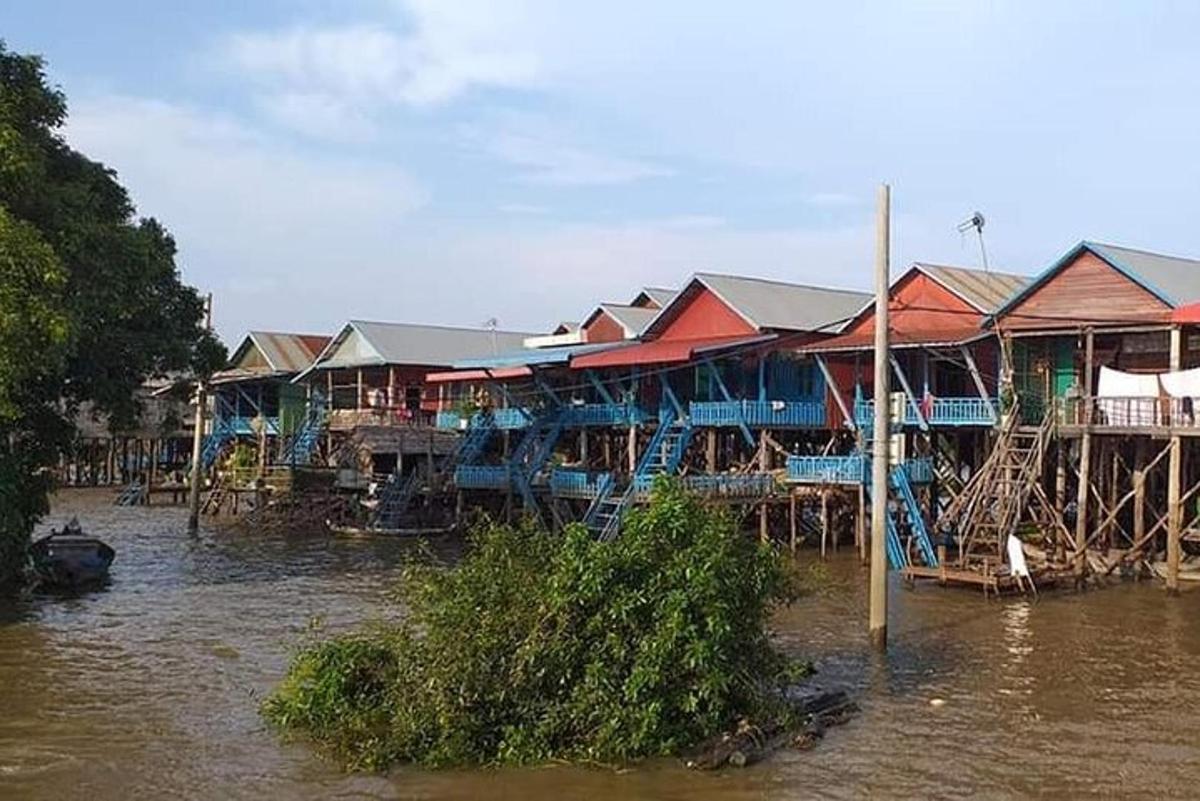 Un grupo de casas en un río con agua.