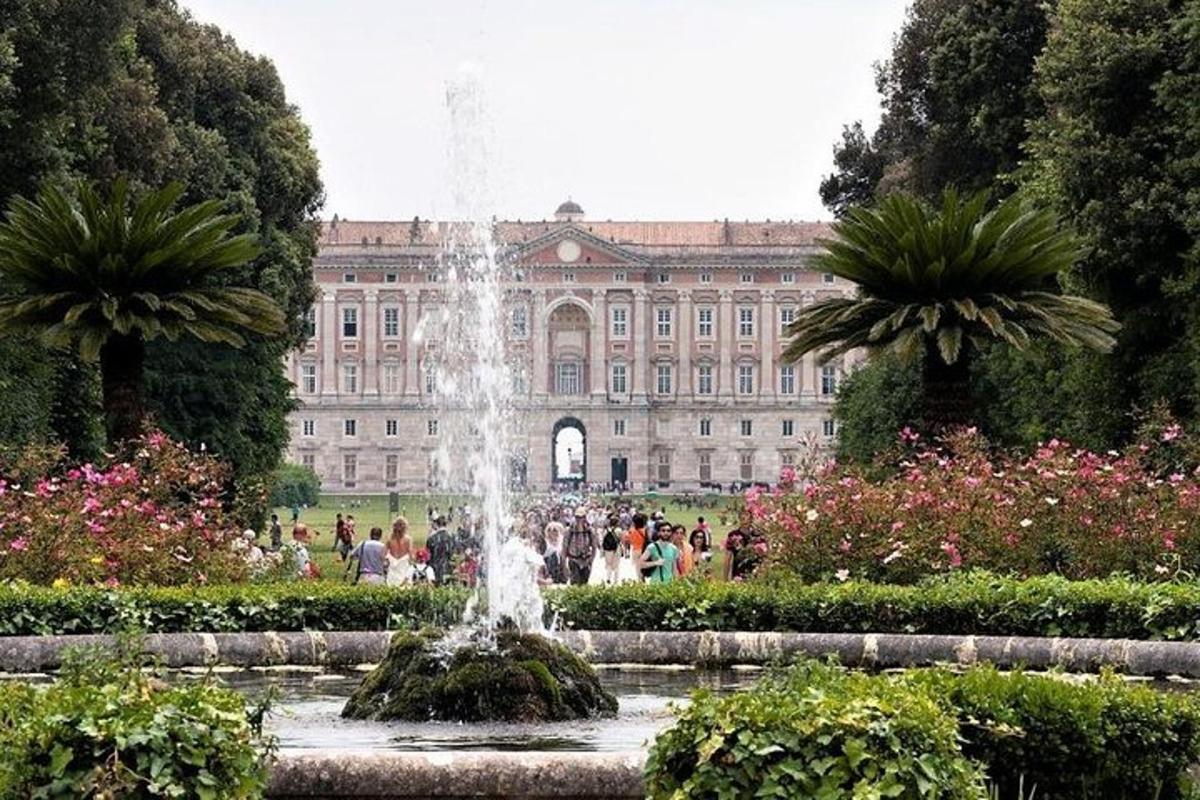 una fuente en un jardín frente a un gran edificio