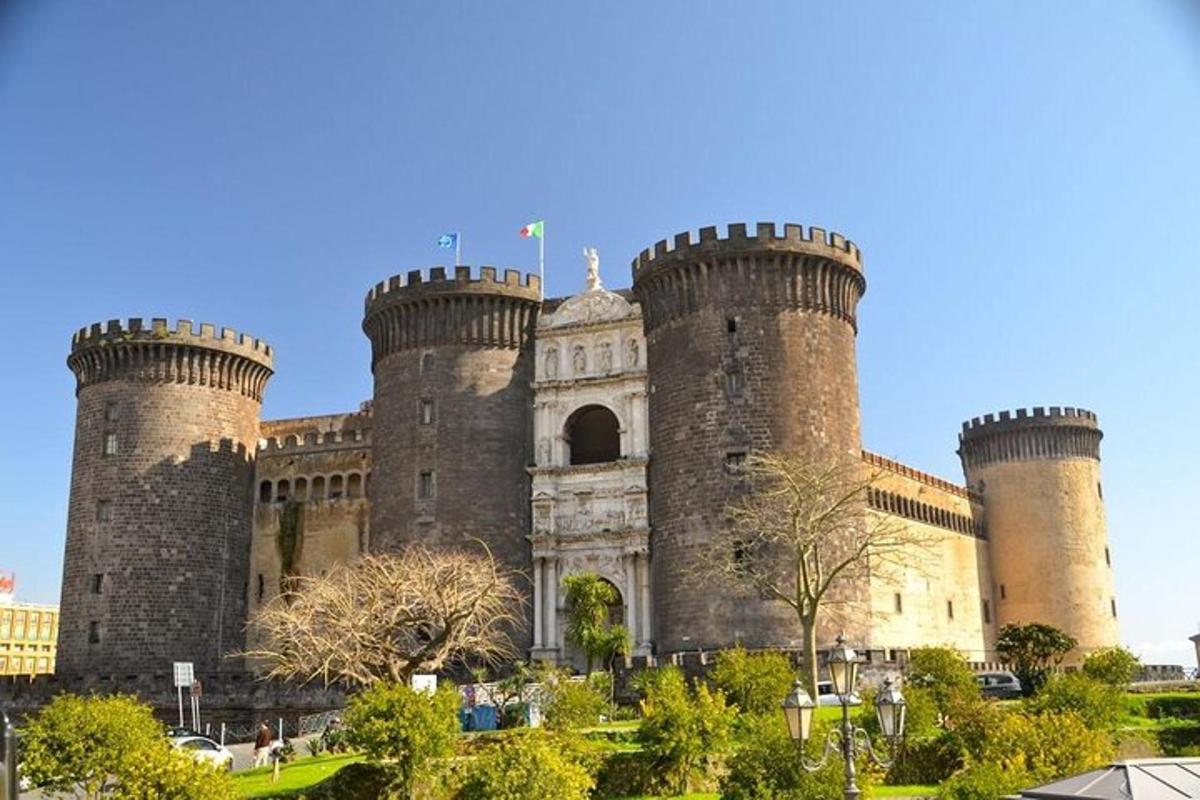 Un gran castillo con altas torres en la parte superior.