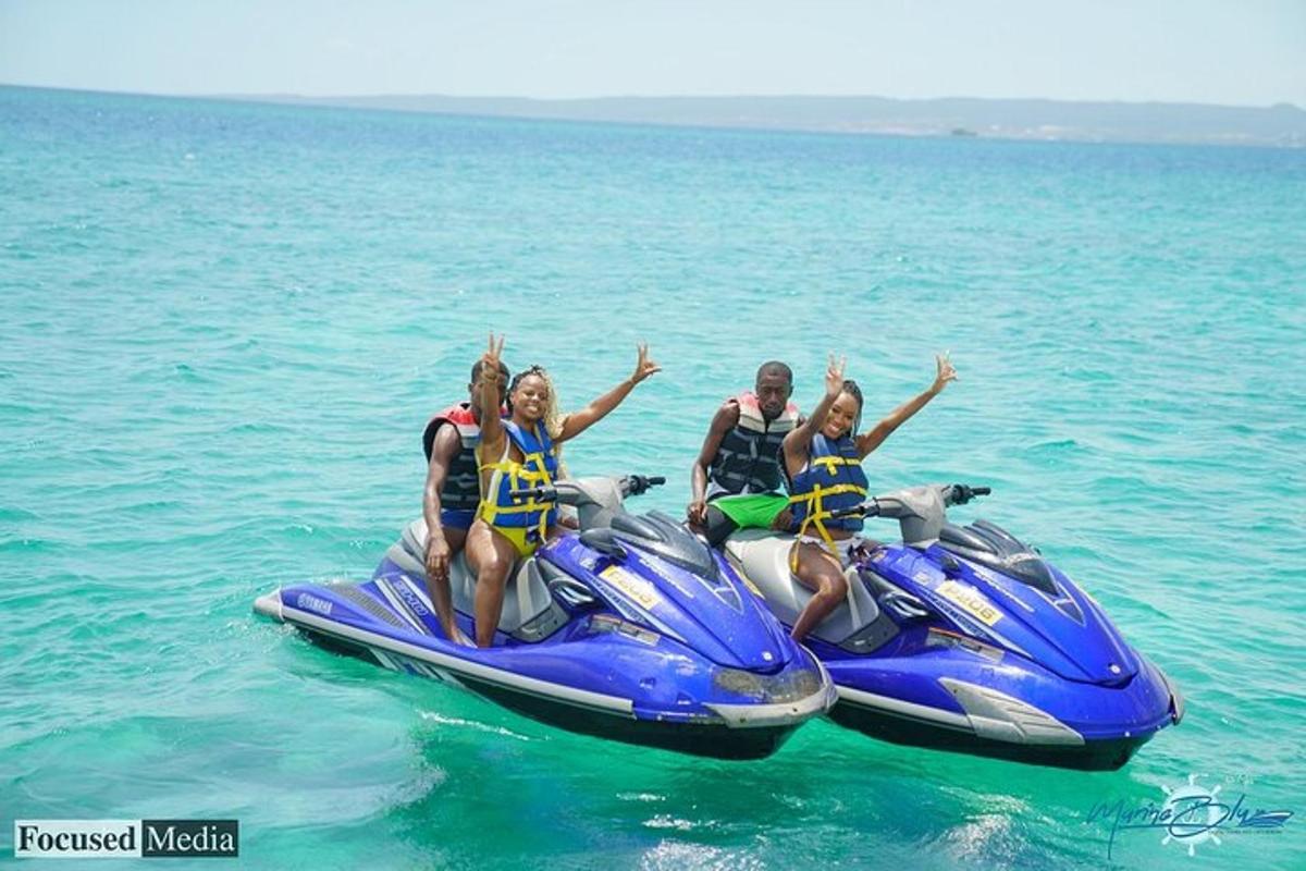 tiga orang menaiki jet ski di dalam air