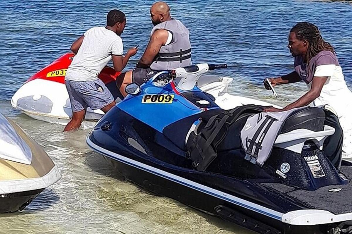 sekumpulan orang menaiki jet ski di dalam air