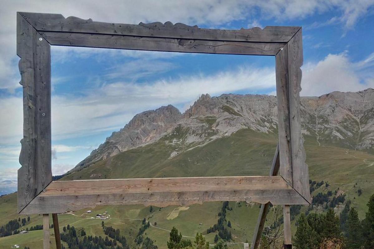 una vista di una montagna attraverso una finestra di legno