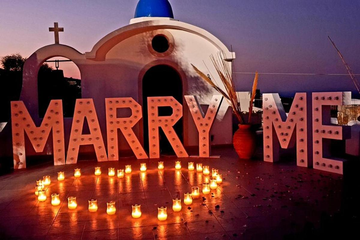 tanda yang mengatakan berdoa dengan lilin di hadapan sebuah gereja