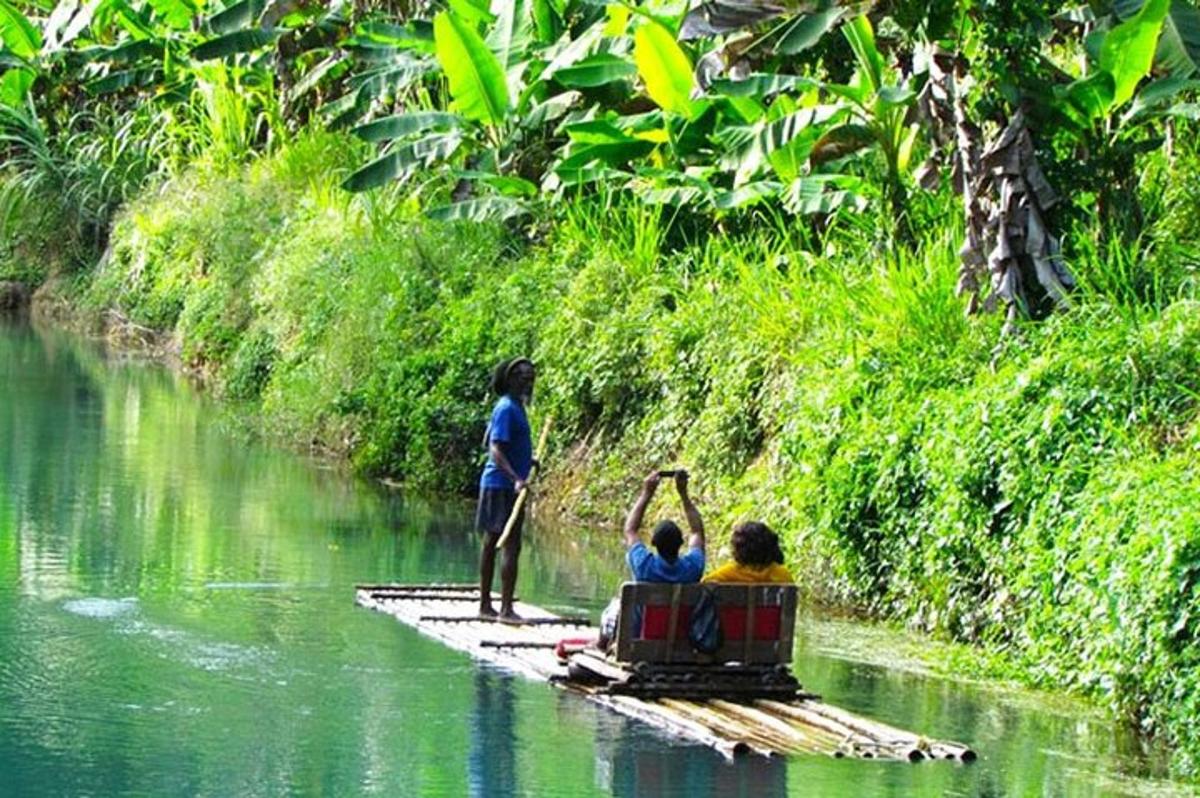 un groupe de personnes dans un petit train sur l'eau