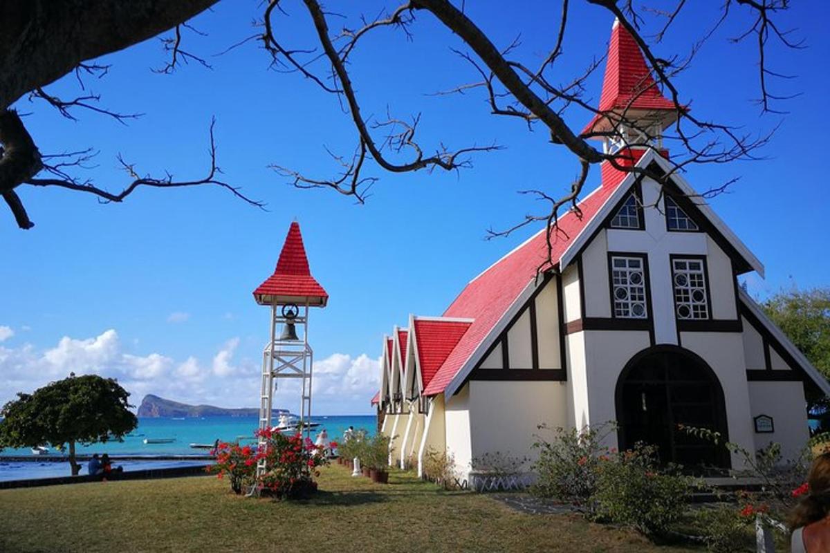 sebuah gereja dengan bumbung merah dan menara