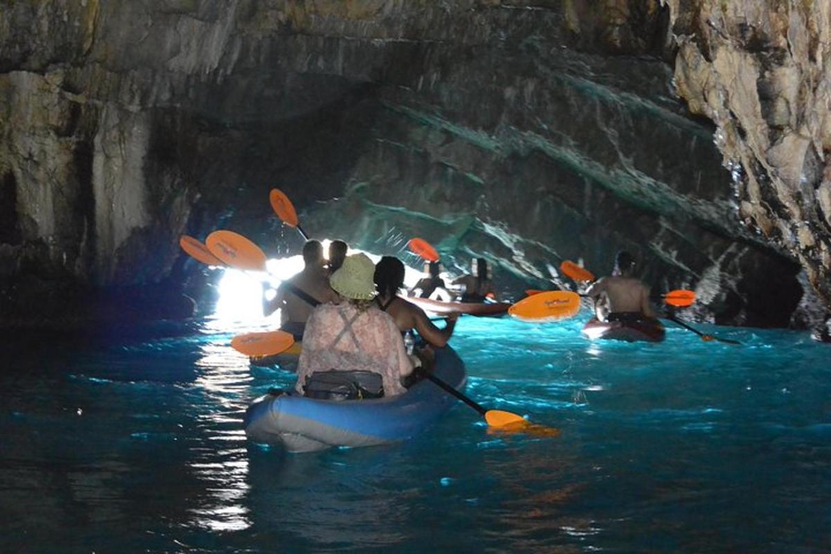 isang grupo ng mga tao sa kayak sa isang kuweba