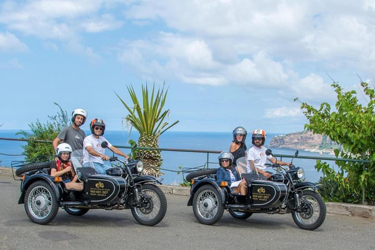 skupina lidí jedoucích na motocyklech a postranních vozech