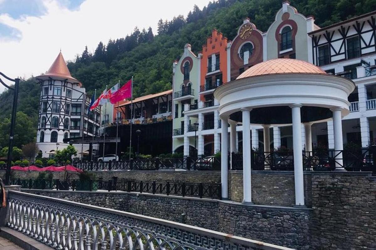 un edificio con un gazebo nel mezzo di una città