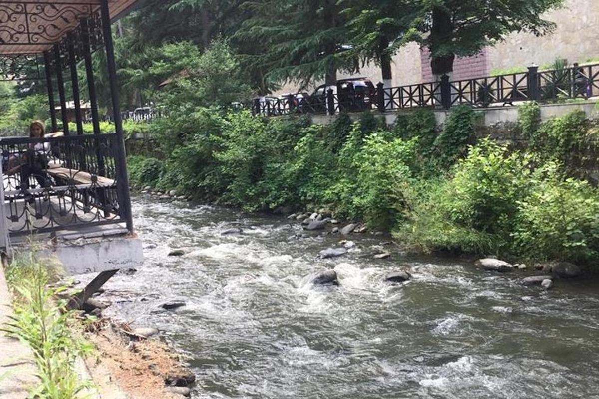un fiume con un gruppo di persone su un ponte