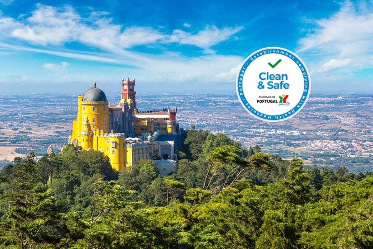 Un edificio amarillo en la cima de una montaña con un cartel.