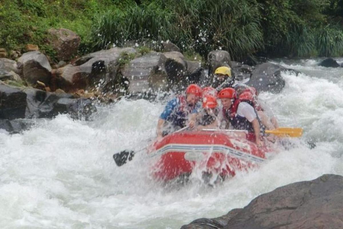một nhóm người trên bè đỏ trên sông