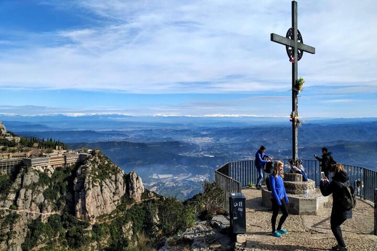una creu al cim d'una muntanya