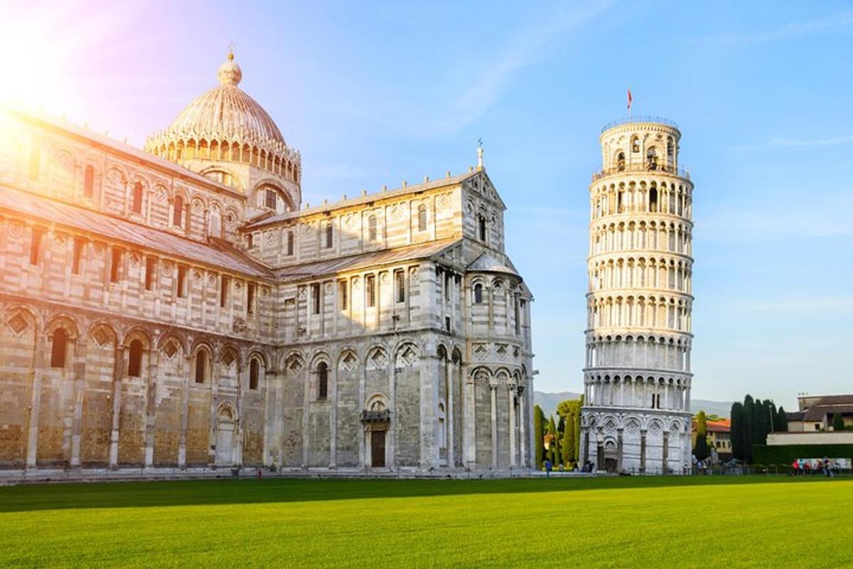 một nhà thờ và tháp nghiêng pisa