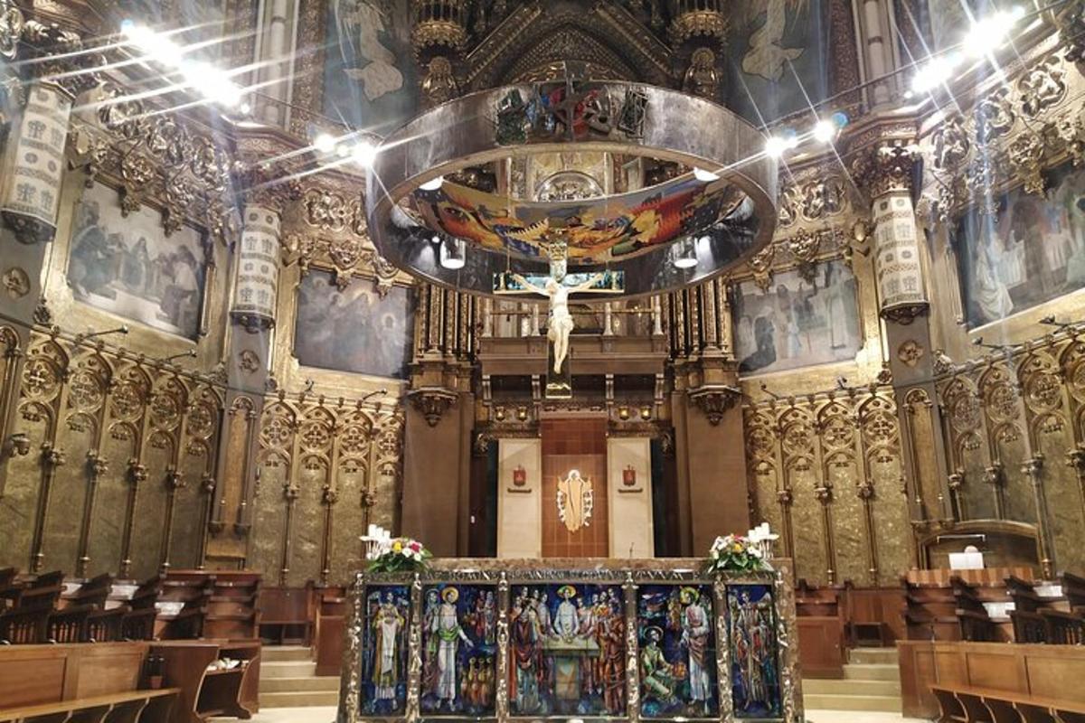 en stor kirke med et alter i midten