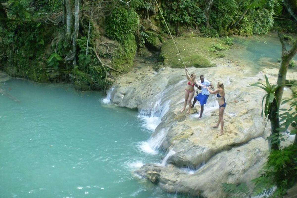 un gruppo di persone in piedi sulle rocce vicino a un fiume