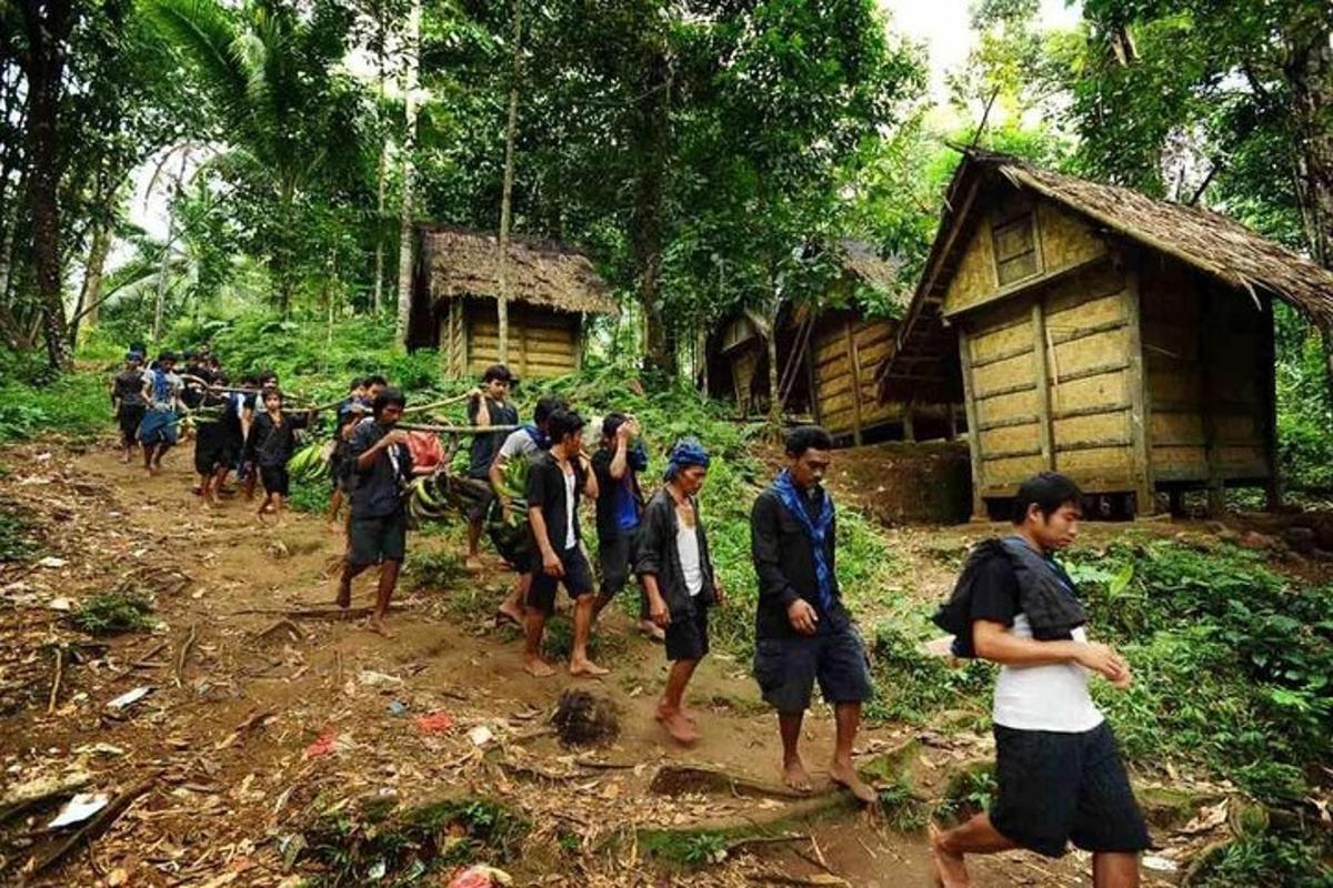 một nhóm người đang đi bộ trên một con đường đất