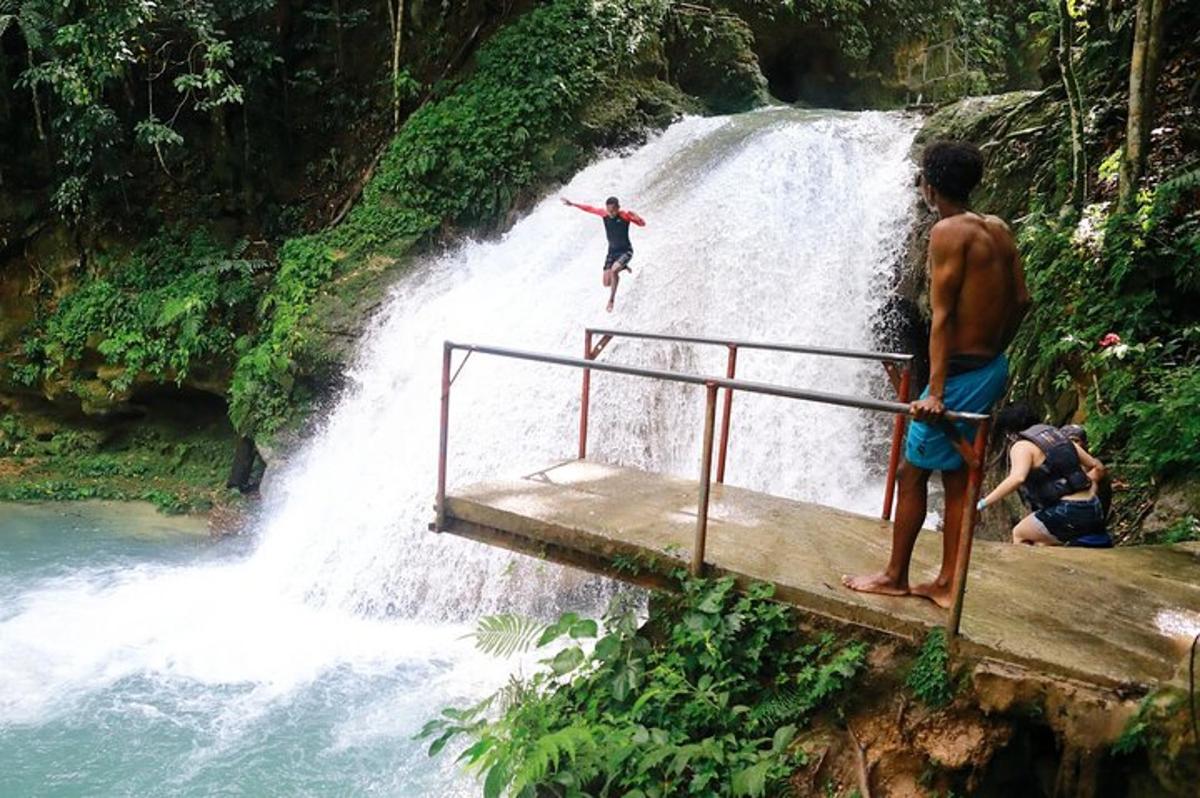 due uomini sono su un ponte sopra una cascata
