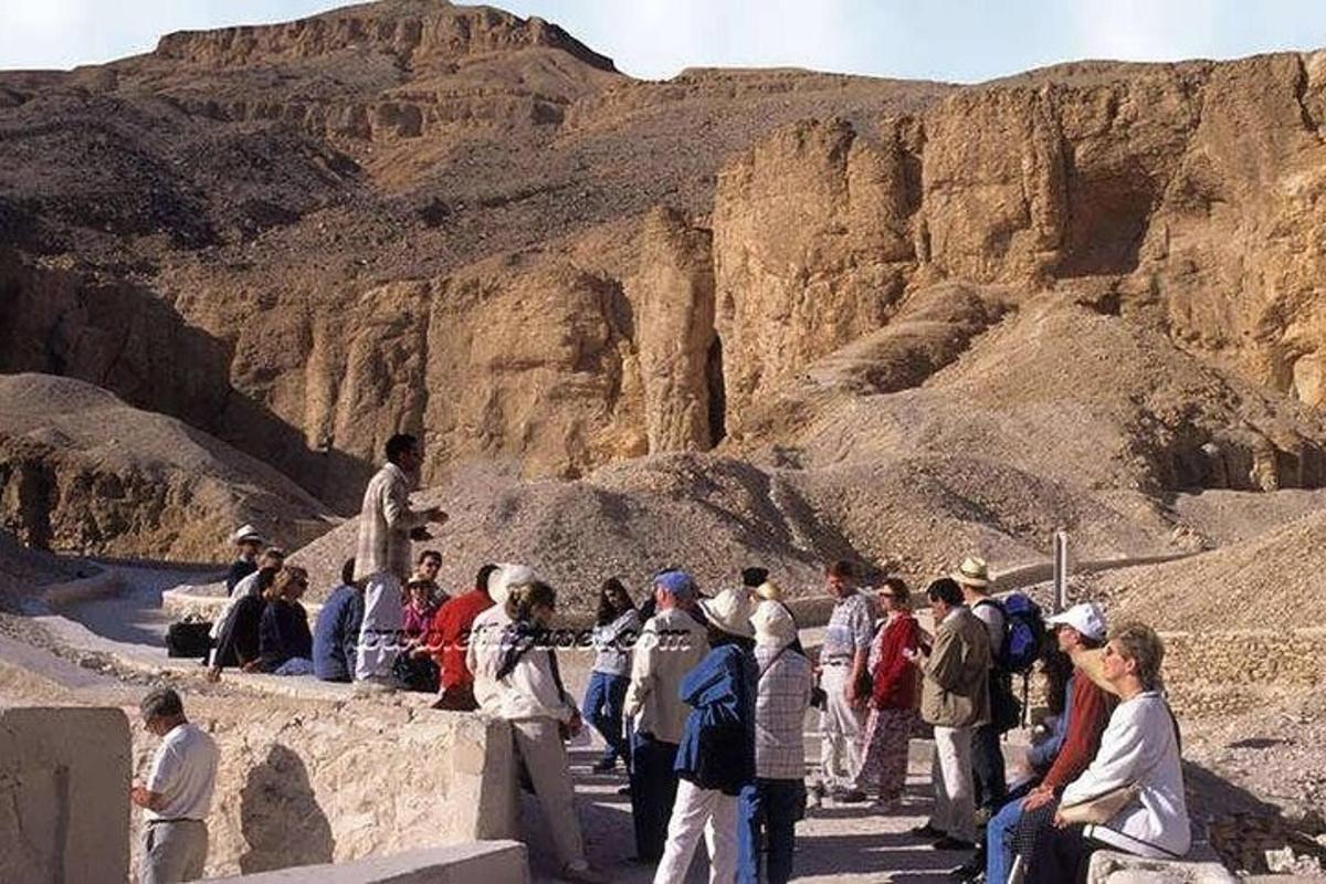 קבוצת אנשים עומדת מסביב מול הר