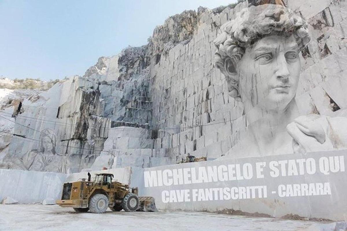 um caminhão está estacionado em frente a uma grande estátua