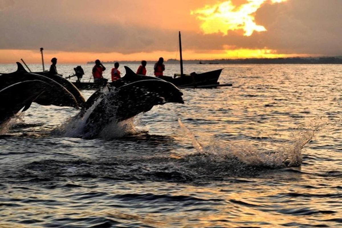 un gruppo di persone su una barca in acqua