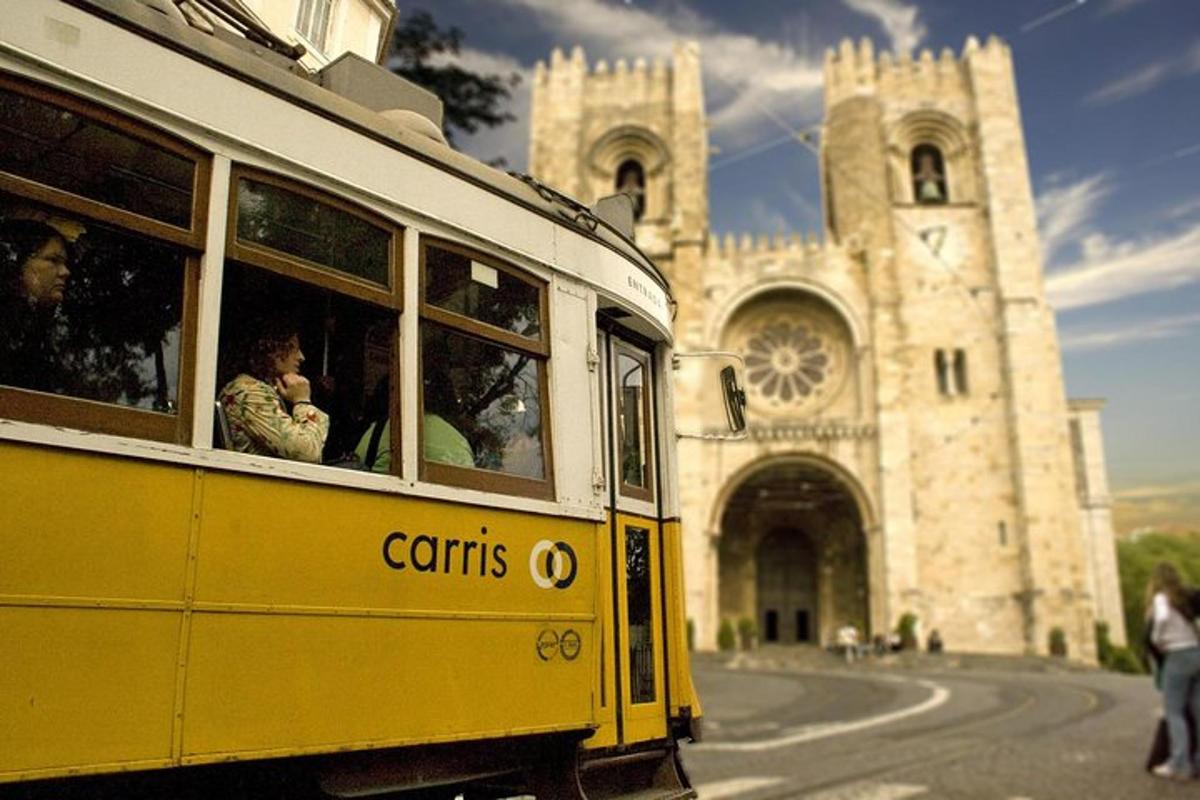 un tram giallo davanti a una chiesa