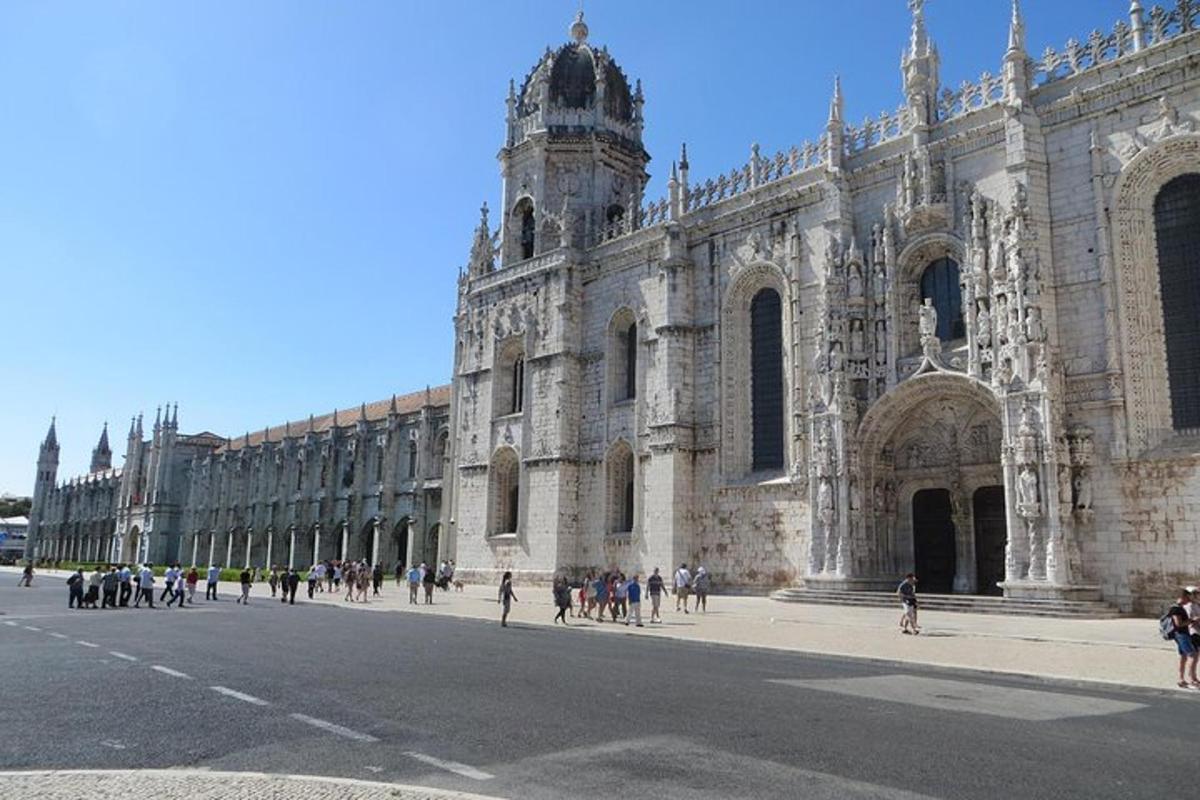 un gran edifici amb gent caminant davant