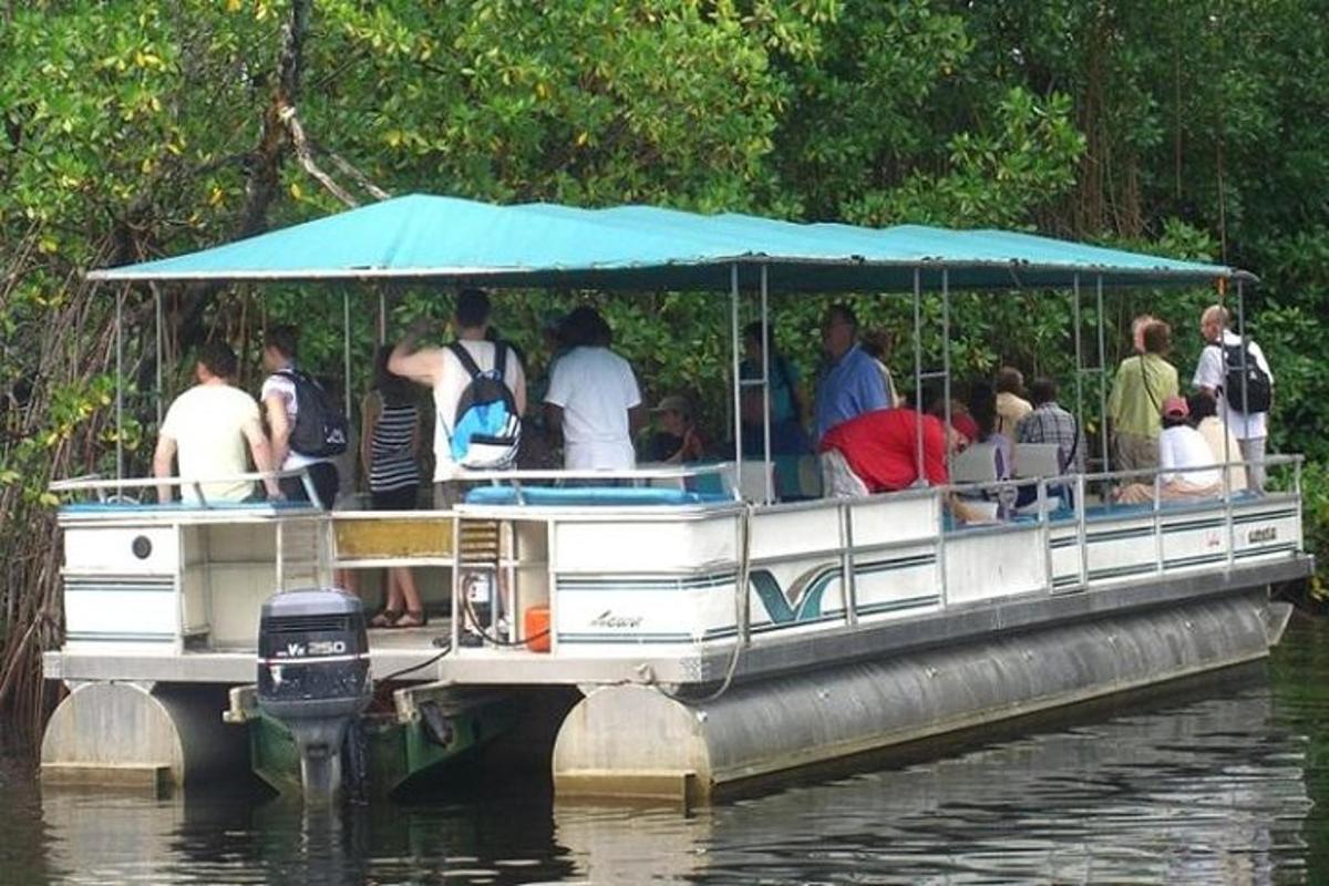 un gruppo di persone su una barca in acqua