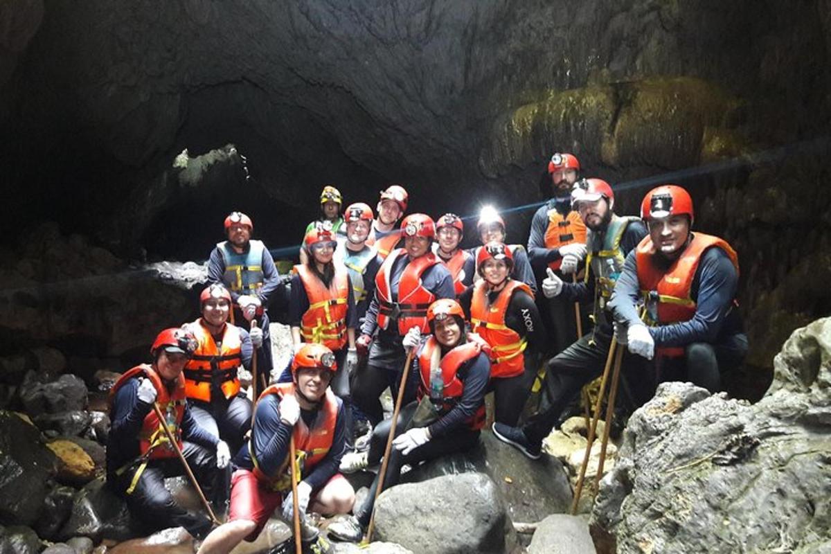 Un grupo de personas posando para una foto en una cueva.