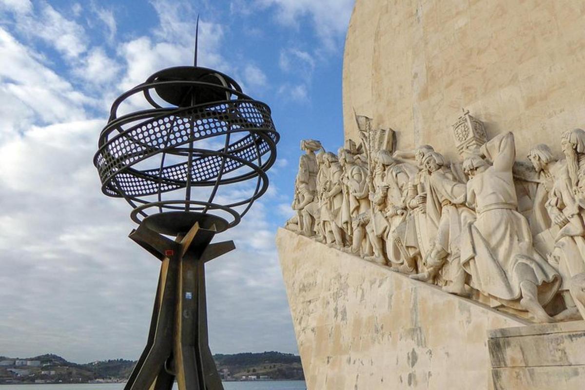 tiang lampu di depan monumen dengan patung