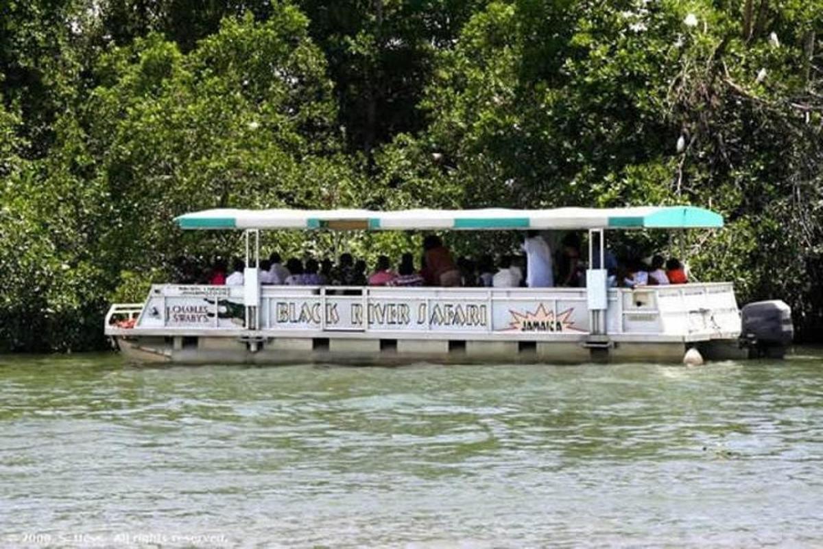 um barco com pessoas na água
