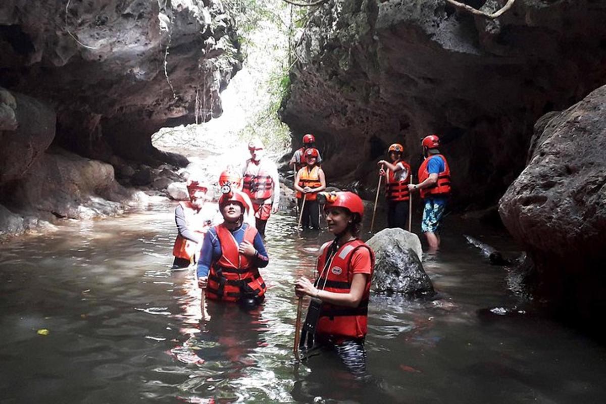 Un grupo de personas cruzando un río en una cueva.