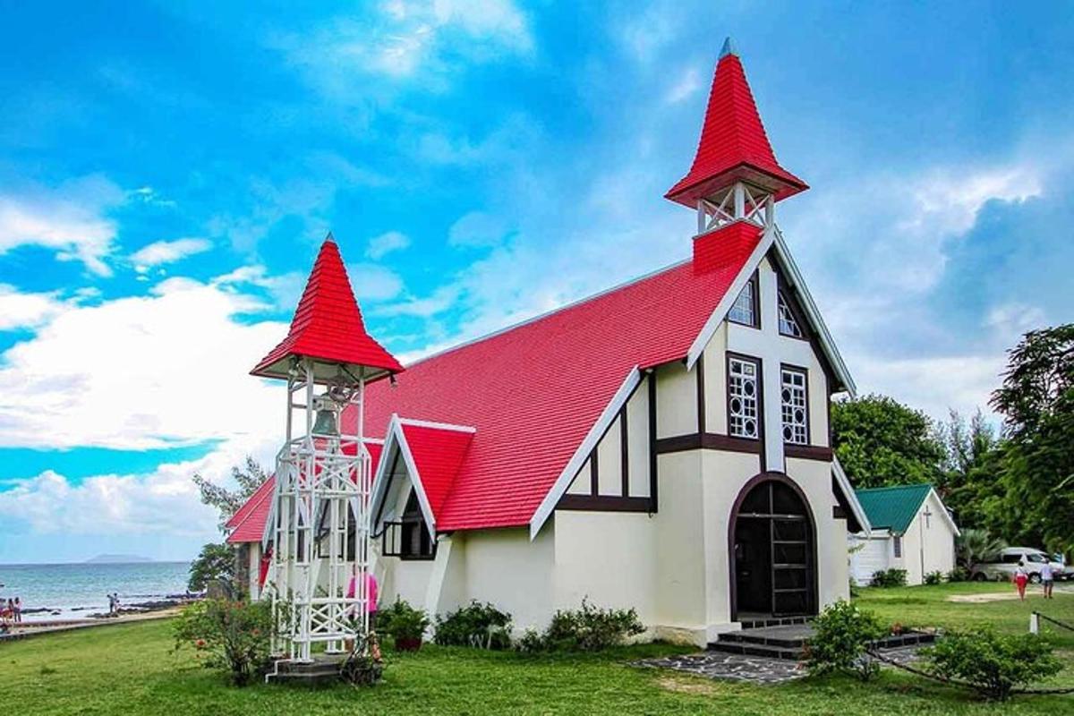 sebuah gereja dengan bumbung merah dan dua menara