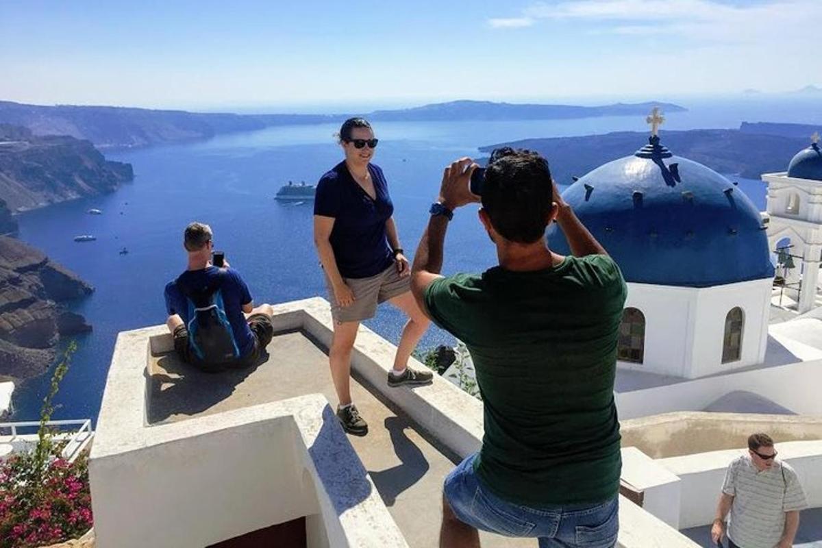 un uomo che scatta una foto a una donna in piedi in cima a un edificio