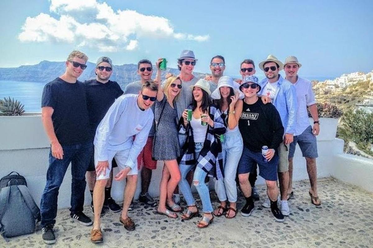 un gruppo di persone che posano per una foto