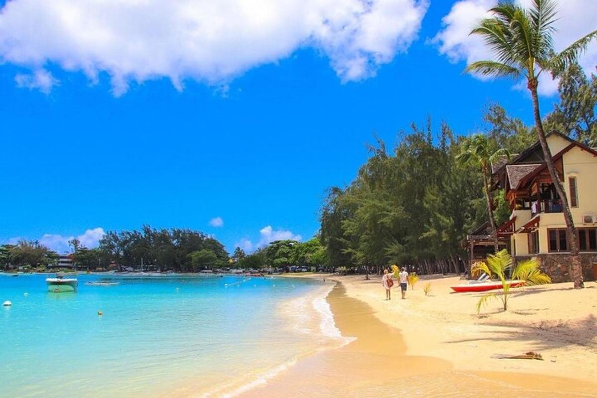 sekumpulan orang berjalan di pantai
