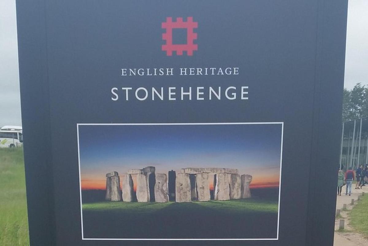 un cartello con la scritta English Heritage Stonehenge