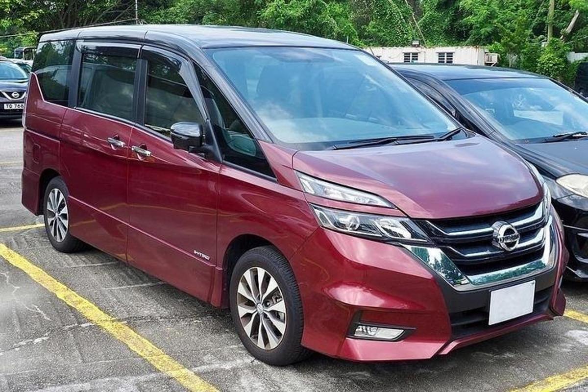 một chiếc xe tải nhỏ màu đỏ đậu trong bãi đậu xe