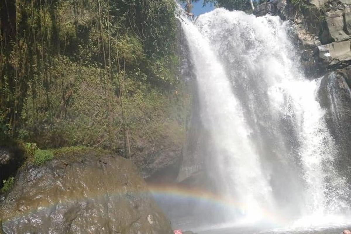 un arcoíris al final de una cascada