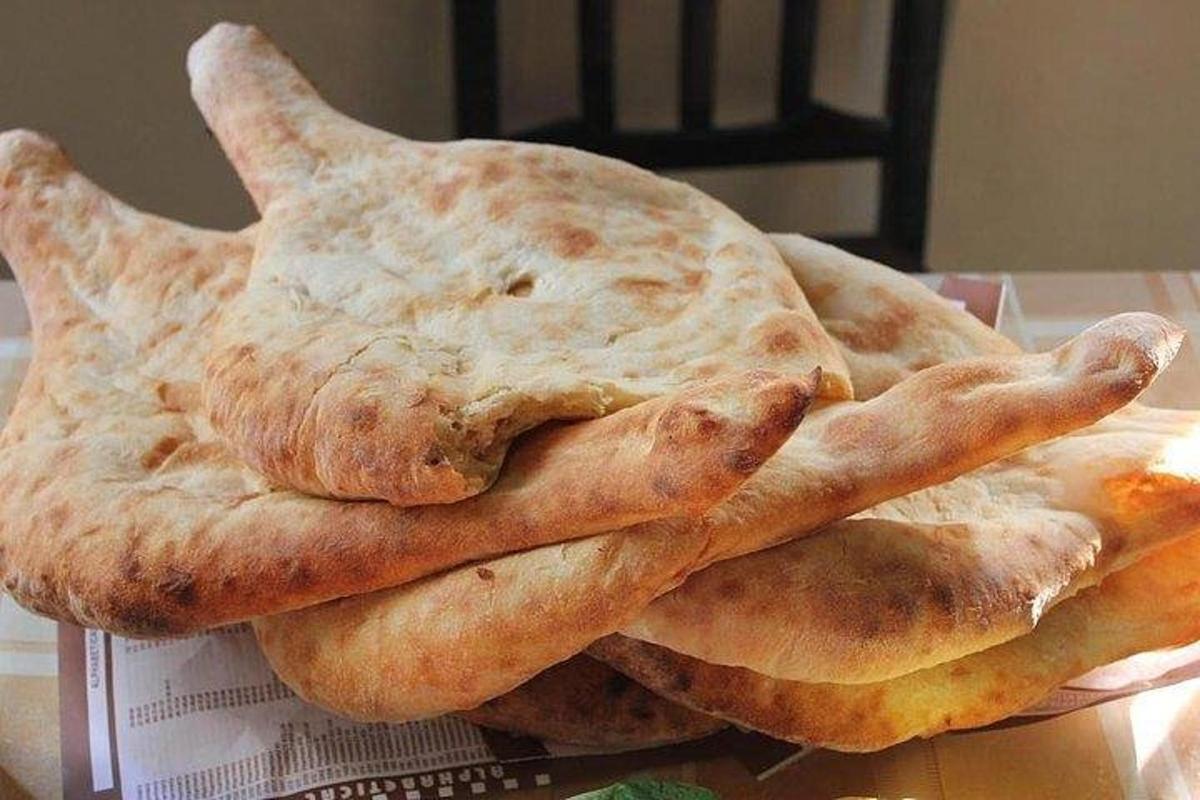 o grămadă de pâine pe o farfurie pe o masă