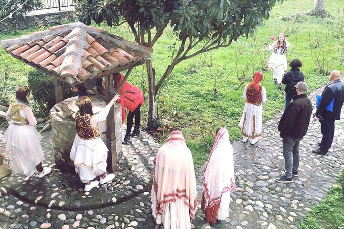 grupp inimesi, kes seisavad väikese ehitise ümber
