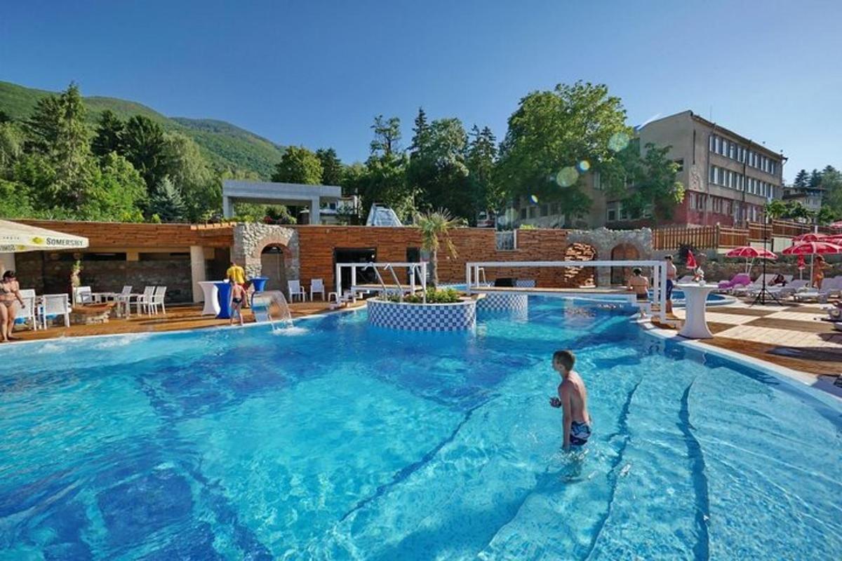 ein kleiner Junge steht in einem großen Schwimmbecken