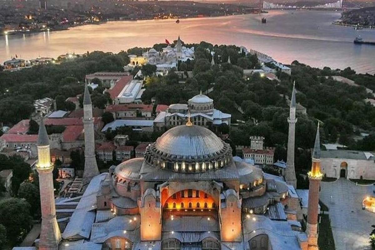 un gran edifici amb una cúpula i una mesquita
