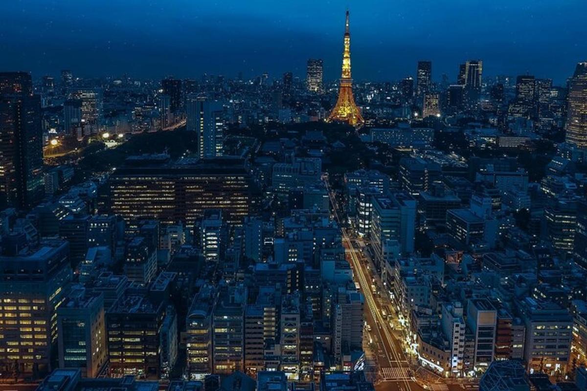 uno skyline della città con la torre Eiffel di notte
