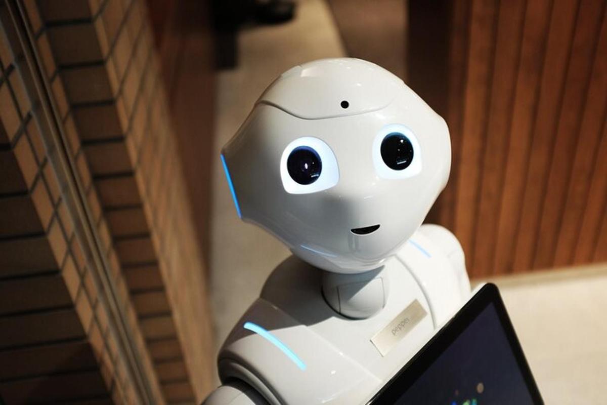 robot seisab sülearvuti ees
