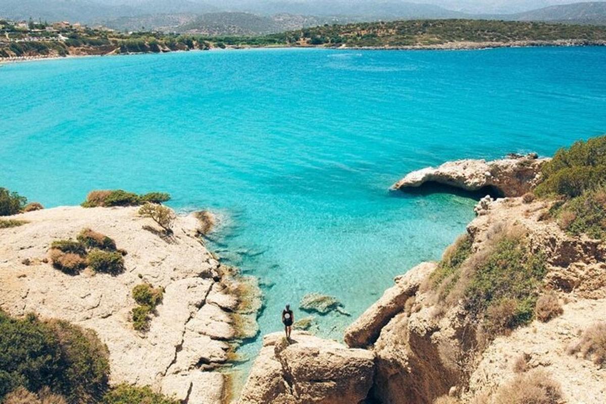 oseba, ki stoji na vrhu pečine blizu oceana