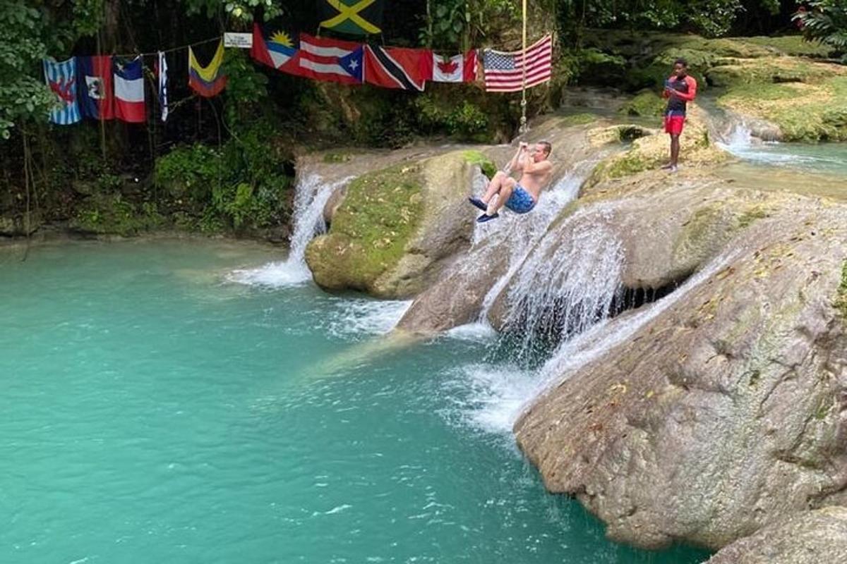 algumas pessoas sentadas em algumas pedras em um rio
