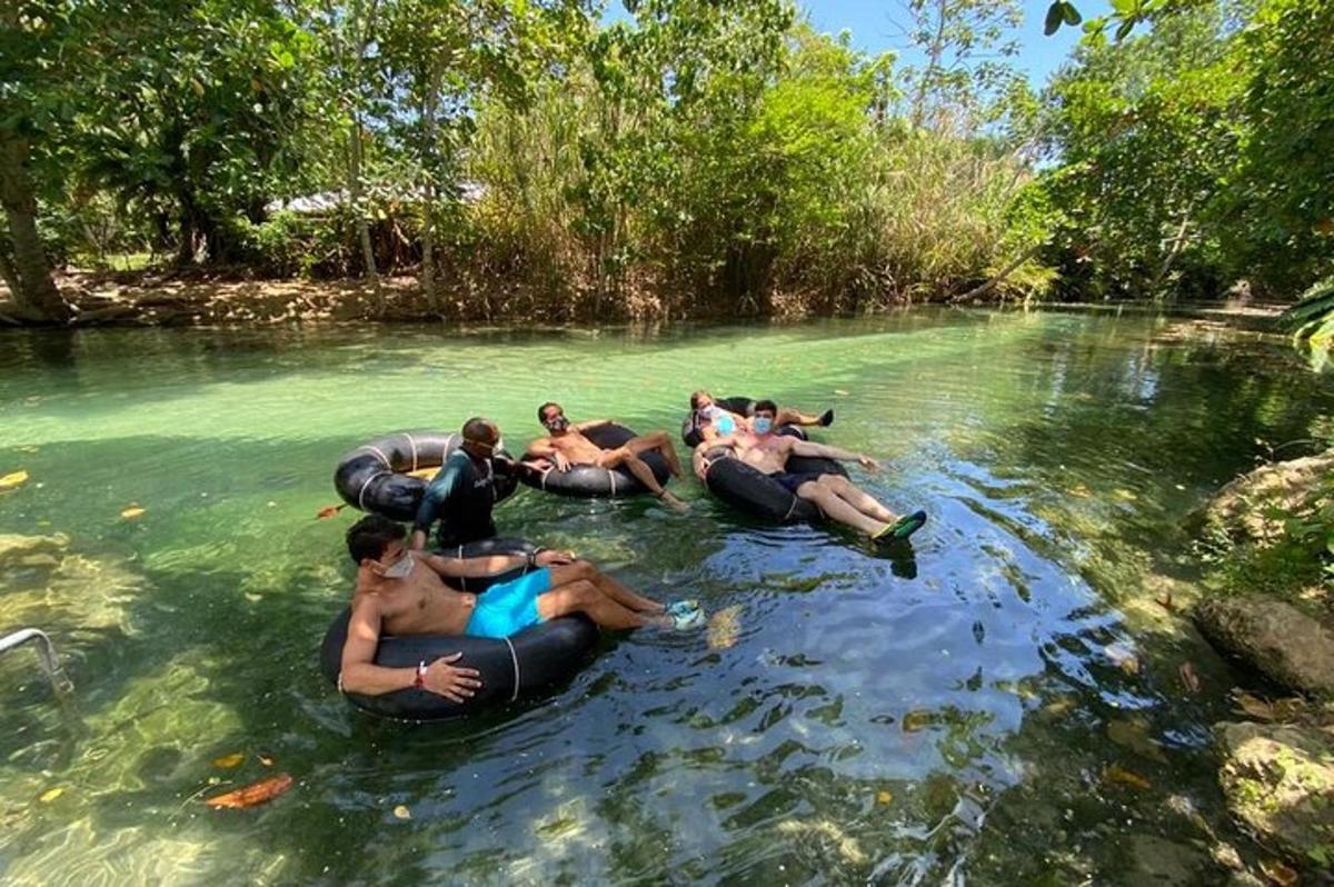 sekumpulan orang di dalam air pada tiub