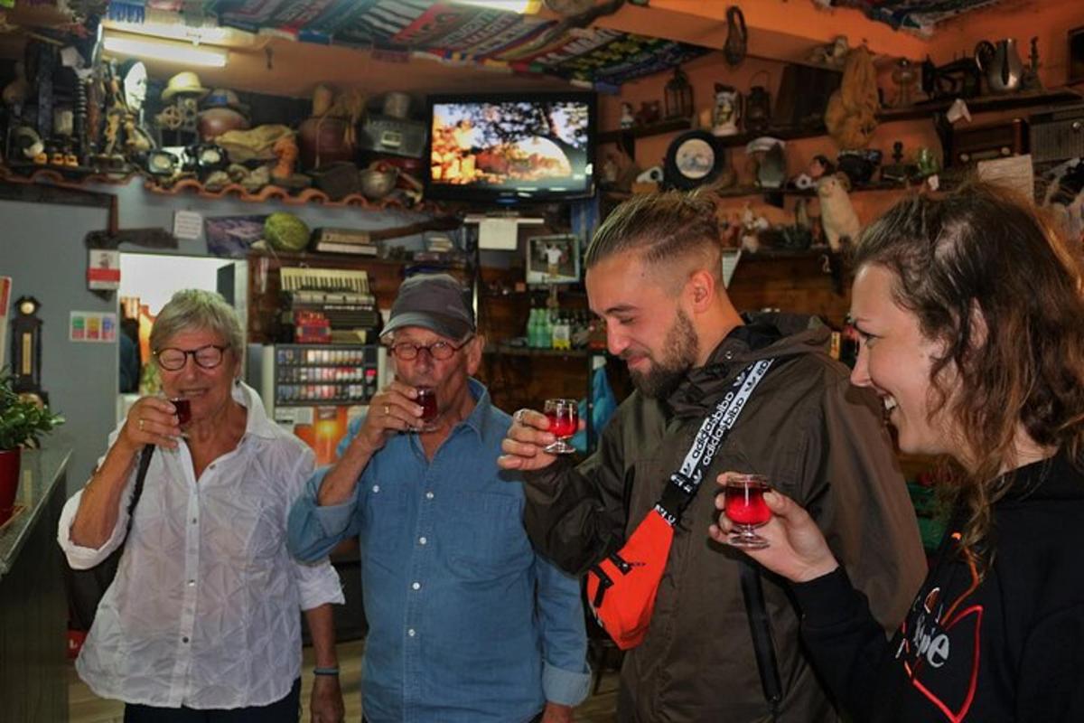 un gruppo di persone che bevono vino in un bar